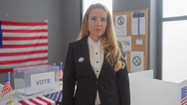 Oy pusulası olan kendine güvenen kadın bir Amerikan oy kullanma merkezinde duruyor, arka planda Amerikan bayrağı, demokrasiyi ve seçimleri sembolize ediyor.
