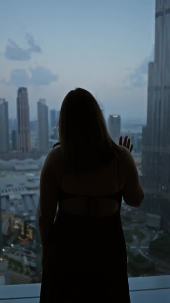 Mujer Silueta Con Vistas Horizonte Dubai Desde Observatorio Atardecer — Vídeos de Stock