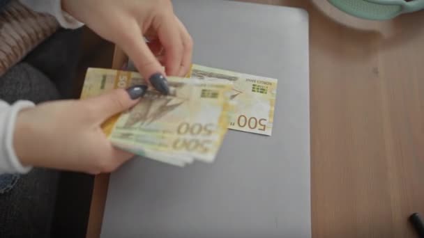 Молода Жінка Рахує Норвезьких Крон Столі Вдома Демонструючи Фінанси Домашню — стокове відео