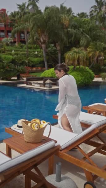 Jeune Femme Relaxante Dans Une Luxueuse Piscine Bali Resort Incarnant — Video