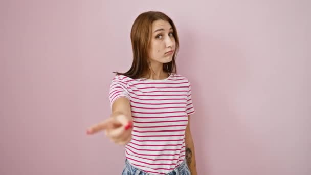 Genç Esmer Kız Sıradan Çizgili Tişört Giyiyor Ciddi Bir Ifadeyle — Stok video