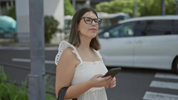 Tokyo Nun Hareketli Sokaklarında Gözlüklü Teknoloji Meraklısı Bir Gezgin Güzel — Stok video