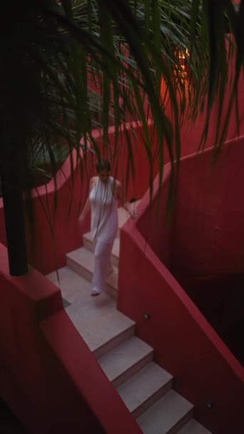 Елегантна Жінка Спускається Червоними Сходами Тропічному Курорті Балі Серед Пишної — стокове відео