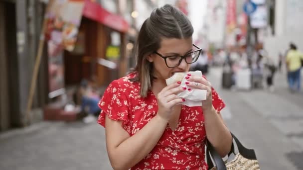 Красивая Латиноамериканка Наслаждается Вкусной Булочкой Крабового Мяса Знаменитой Улице Дотонбори — стоковое видео