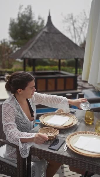 Uma Jovem Mulher Desfruta Uma Bebida Refrescante Terraço Sereno Bali — Vídeo de Stock
