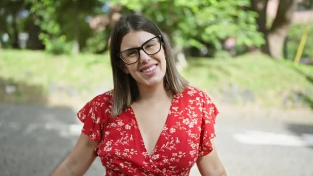 Munter Attraktiv Latinamerikansk Kvinde Poserer Bypark Smuk Voksen Brunette Smilende – Stock-video