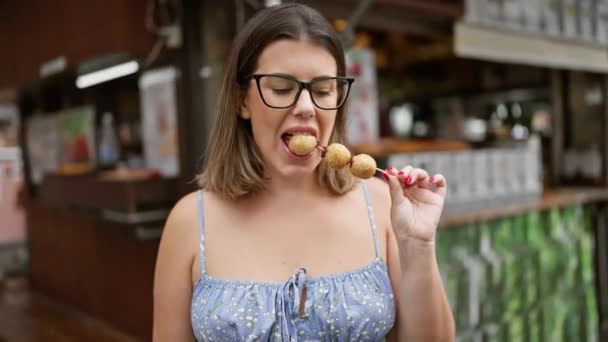 교토시의 문화에 스틱에 전통적인 안경에 히스패닉 — 비디오