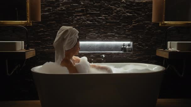 Ніжна Жінка Насолоджується Розкішною Бульбашковою Ванною Сучасній Ванній Кімнаті Освітленій — стокове відео