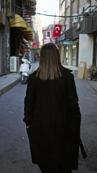Wanita Brunette Menjelajahi Jalan Jalan Bersejarah Istanbul Menampilkan Budaya Turki — Stok Video