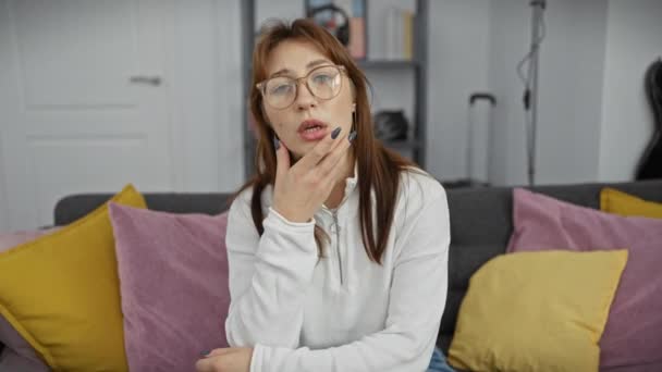 Donna Caucasica Con Occhiali Seduta Pensieroso Accogliente Soggiorno Circondato Cuscini — Video Stock