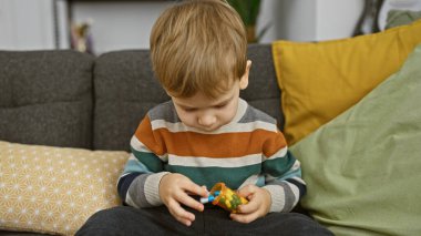 Meraklı bir çocuk evde bir ilaç şişesini inceliyor, güvenlik ve gözetim temalarını öneriyor..