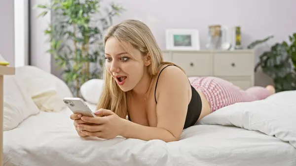 Surprised Blonde Woman Lies Bed Phone Cozy Bedroom Imagini stoc fără drepturi de autor