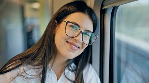 สาวสวยสาวสเปนย ความส ขโน าวบนหน างภายในรถไฟเกว รูปภาพสต็อกที่ปลอดค่าลิขสิทธิ์