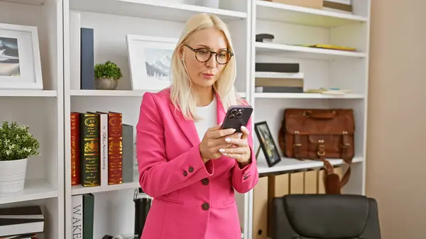 Young Blonde Business Woman Successful Manager Seriously Concentrating While Texting fotografii de stoc fără drepturi de autor