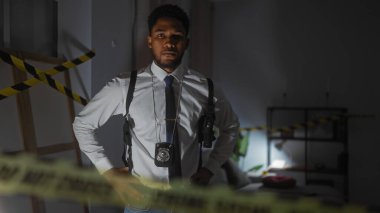 Karanlık suç mahallinde rozetli yakışıklı bir adam, polis dedektifi konsepti..