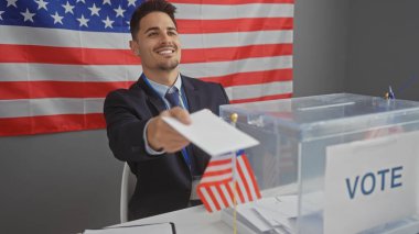 Amerikan seçimlerinde oy veren yakışıklı İspanyol genç adam, biz bayrak arka planda, kapalı alanda.