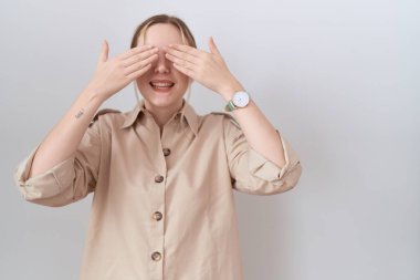 Genç, beyaz bir kadın, günlük gömlekler giyip, gözleri kapatıyordu. Gülümsüyordu, neşeli ve komikti. kör kavram. 