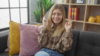 Umut dolu genç bir kadın rahat bir oturma odasında rahat otururken şans diliyor..