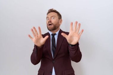 Sakallı, kravatlı, korku ifadesinden korkan orta yaşlı bir iş adamı el kol hareketi yapmayı kes, şok içinde bağırmayı kes. panik konsepti. 