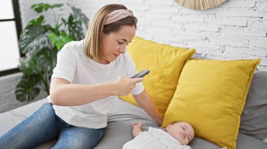 Anne fotoğraf çekerken kız yatak odasında uyuyor.