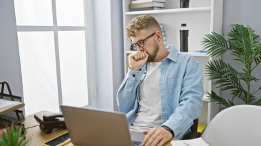 Ofiste mavi gözlü ve sakallı, öksüren beyaz bir genç.