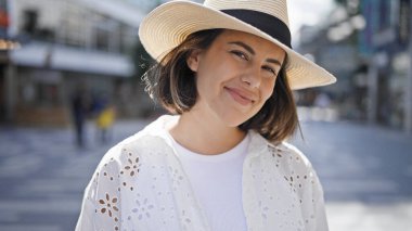 Stockholm sokaklarında kendinden emin gülümseyen genç, güzel İspanyol kadın.