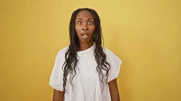 Überraschte Junge Afrikanisch Amerikanische Frau Mit Langen Lockigen Haaren Trägt — Stockfoto
