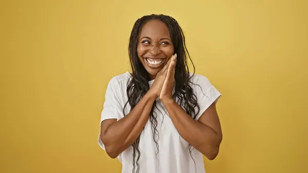 Χαμογελώντας Νεαρή Αφροαμερικανή Γυναίκα Σγουρά Μαλλιά Ένα Κίτρινο Απομονωμένο Φόντο — Φωτογραφία Αρχείου