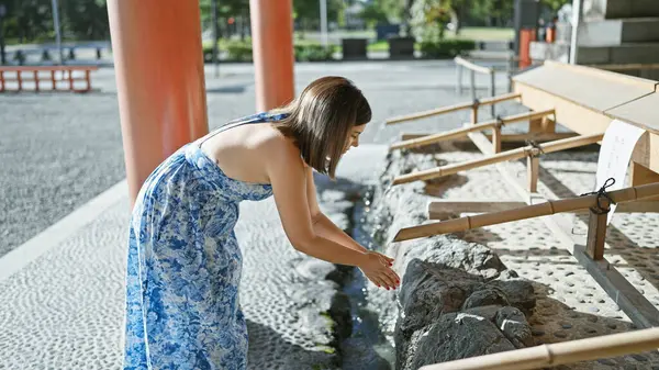 美丽的他的惊慌失措的女人拥抱传统 用清净清净的方式洗手 包涵了日本独特的文化 宁静和灵性 图库图片