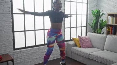 Kapalı alanda egzersiz yapan Afrikalı Amerikalı bir kadın, spor salonu, spor salonu, refah ve modern bir ev düzeni..