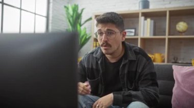 Ev hanımı, gözlüklü genç bir İspanyol. Şaşırmış, korkmuş ve ağzı inançsızlıkla dolu. Kanepesine tünemiş, şok edici bir ifadeyle..