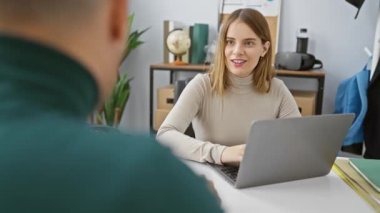 Erkek ve kadın meslektaşlar modern ofis ortamında birlikte çalışıyorlar.