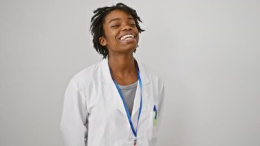 Neşeli ve göz kırpan siyah kadın, seksi ifadeli, beyaz arka planda genç bilim adamıyla eğlenceli zamanlar.