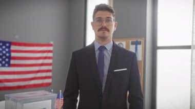 Kendine güvenen İspanyol bir adam 'benim oyum, benim sesim' işareti tutuyor, Birleşik Devletler demokrasisini oylama merkezinde savunuyor..