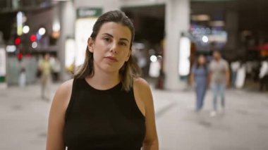 Güzel İspanyol kadının Tokyo 'da keyifli bir gece, kaygısız, gülümseyen bir portre şehrin ışıklarına karşı