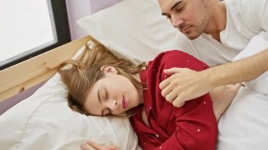 Sevgi dolu bir çift, samimi bir yatak odasında yatıyor, samimiyet ve rahatlık sergiliyorlar..