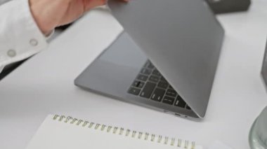 Modern iş yerinde dizüstü bilgisayar kullanan beyaz kadın, verimliliği ve ofis ortamını gösteriyor.