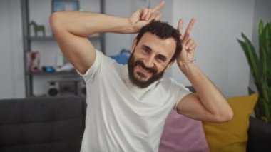Neşeli orta yaşlı adam içeride tavşan gibi çıldırıyor! Beyaz tişört giyip, parmakları kulakmış gibi poz veriyor. Ev bu eğlenceyi hiç görmedi..
