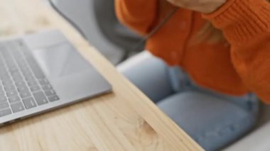 Genç bir İspanyol kadın profesyonel mikrofon ve kulaklıklarla bir radyo stüdyosunda kayıt yapıyor..