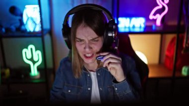 Bir çift, geceleri aydınlık bir odada oynayan kadın ve adamla oyun oynamaktan zevk alıyor, birlikte eğleniyor ve eğleniyorlar..