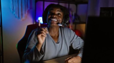 Oyun odasında rastalı saçlı muzaffer siyahi kadın! Gururla parmağını kaldırdı, dahice bir oyun fikri buldu. Akıllı hamlelerde bir numara, tamamen tezahürat ve başarı dolu.!