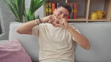 Gülümseyen, aşık genç İspanyol bir adam, evinde oturuyor, elleriyle kalp şeklinde bir oda süslüyor. Saf kalplilikle romantik bir ruh hali içinde..