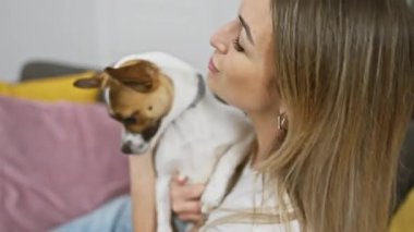 Bir kadın, evcil hayvan ve sahibi arasındaki bağı göstermek için köpeğiyle sevgiyle oynar..
