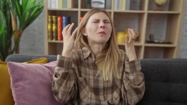 Şapkacı kadar kızgın, genç, sarışın bir kadın bağırıyor, evdeki kanepesinden deli gibi hayal kırıklığı içinde bağırıyor, her hareketinde öfkeden kuduruyor. Silahlar umutsuzluğa kapıldı