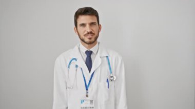 Genç İspanyol adam sağırlık konsepti, adam durmadan gizli dedikoduları dinliyor, steteskop takıyor, izole edilmiş beyaz arka plan