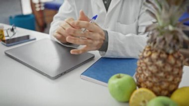 Laboratuvar önlüklü bir adam, sağlık hizmetleri ve diyet tavsiyelerini ima ederek, parlak bir klinikte beslenme konusunu tartışıyor..