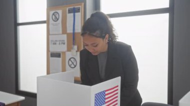 Amerika 'daki bir oy kullanma merkezinde oy kullanan genç bir İspanyol kadın demokrasi ve vatandaşlık görevini somutlaştırıyor..