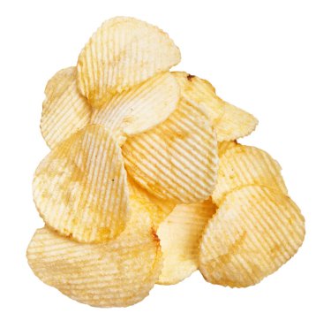 Beyaz bir zemin üzerinde izole edilmiş altın rengi patates cipsi yığını. Atıştırmalık ya da abur cubur konseptini işaret ediyor..