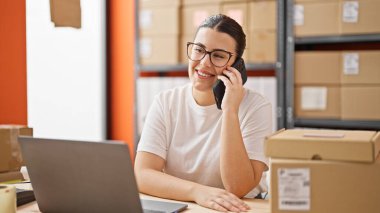 Genç, güzel, İspanyol bir kadın. İş kadını. Ofiste telefonda konuşuyor.