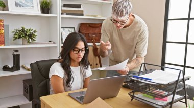 Modern ofiste odaklanmış kadını azarlayan hayal kırıklığına uğramış bir adam, işyerindeki çatışmada cinsiyet dinamikleri sergiliyor..